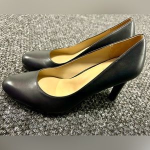 Naturalizer black heels, like new, Size 8